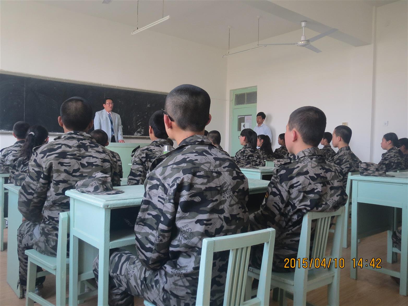 小孩子玩手机沉迷怎么办 中学生玩手机怎么办 小孩整天玩手机管不了咋办